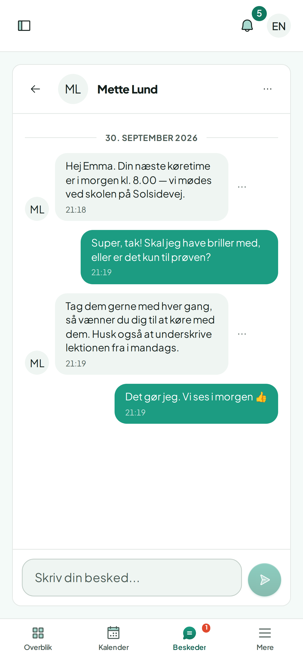 Emmas samtale med kørelæreren Mette Lund om næste køretime og briller i Roadbuddys app