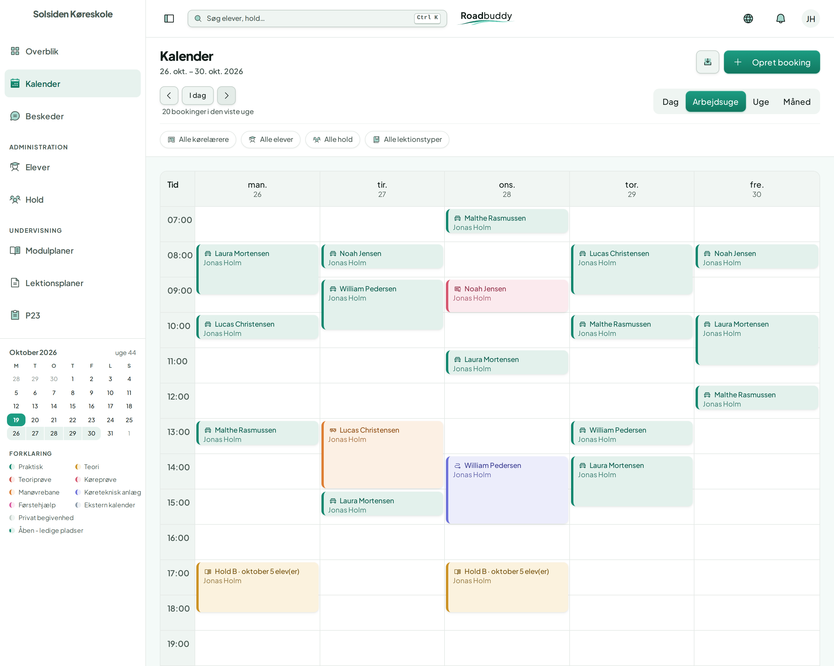 Køreskolens kalender i Roadbuddy på computeren: kørelærerens arbejdsuge 26.–30. oktober med 20 bookinger, praktiske lektioner, manøvrebane, køreprøve, køreteknisk anlæg og teori for Hold B om aftenen, hver lektionstype i sin farve