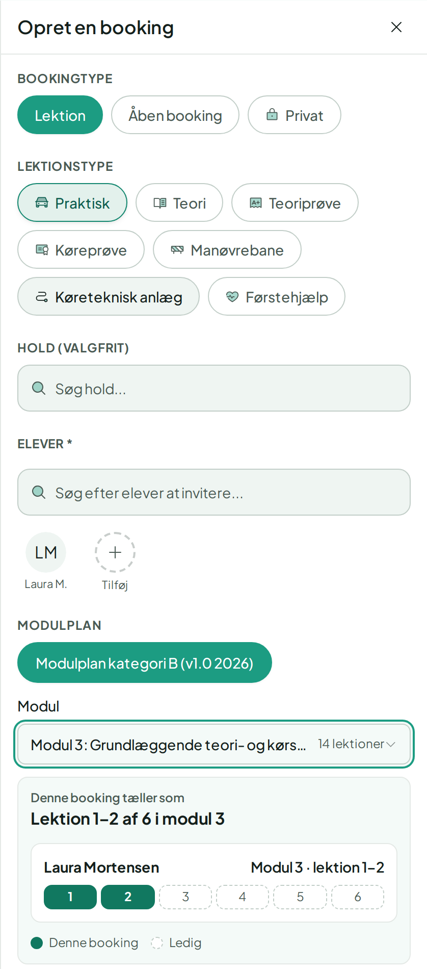 Opret en booking på computeren: bookingtypen Lektion, lektionstypen Praktisk, eleven Laura M., Modulplan kategori B og modul 3, og Roadbuddy viser, at bookingen tæller som lektion 1–2 af 6 i modul 3