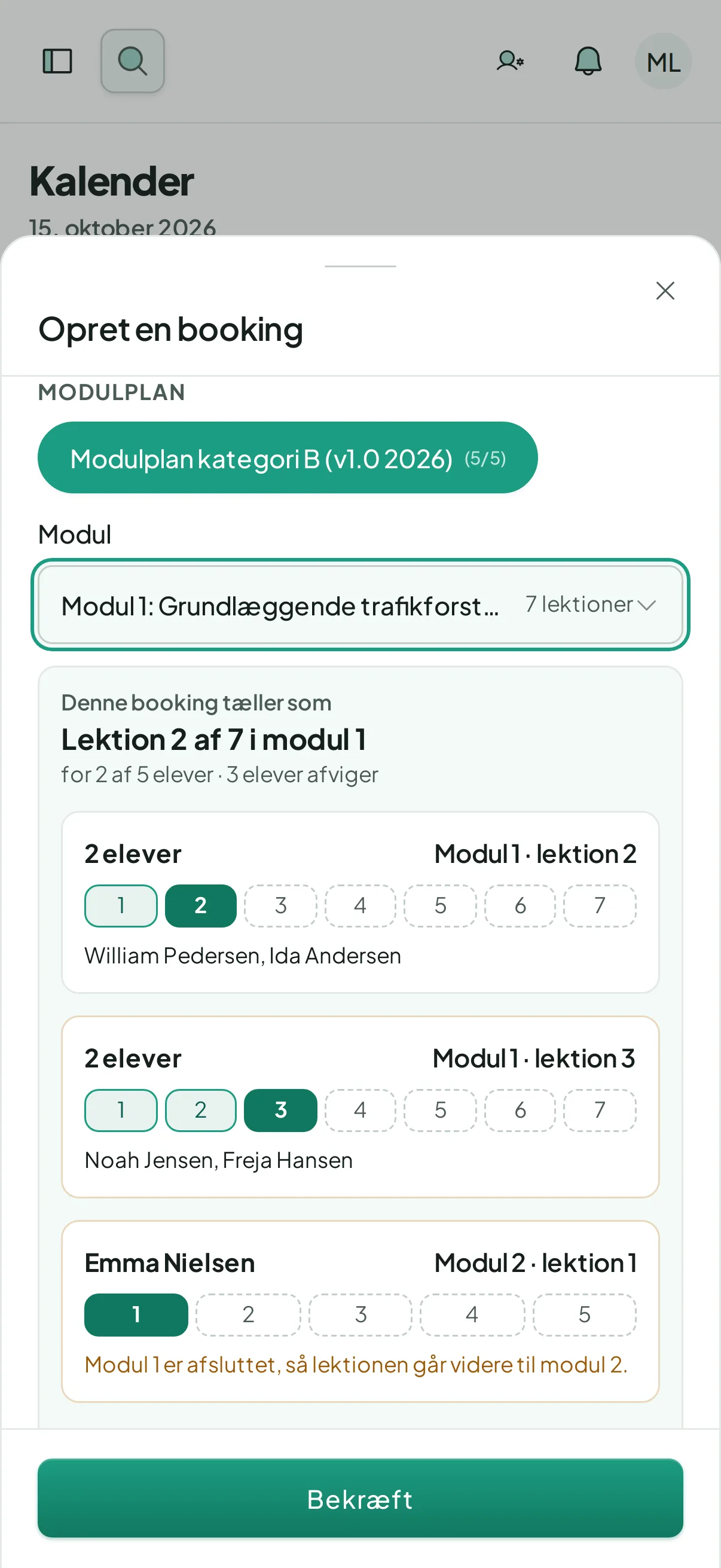 Opret booking på telefonen: teori for et hold, og for hver elev står der, hvilken lektion i modulplanen bookingen tæller som