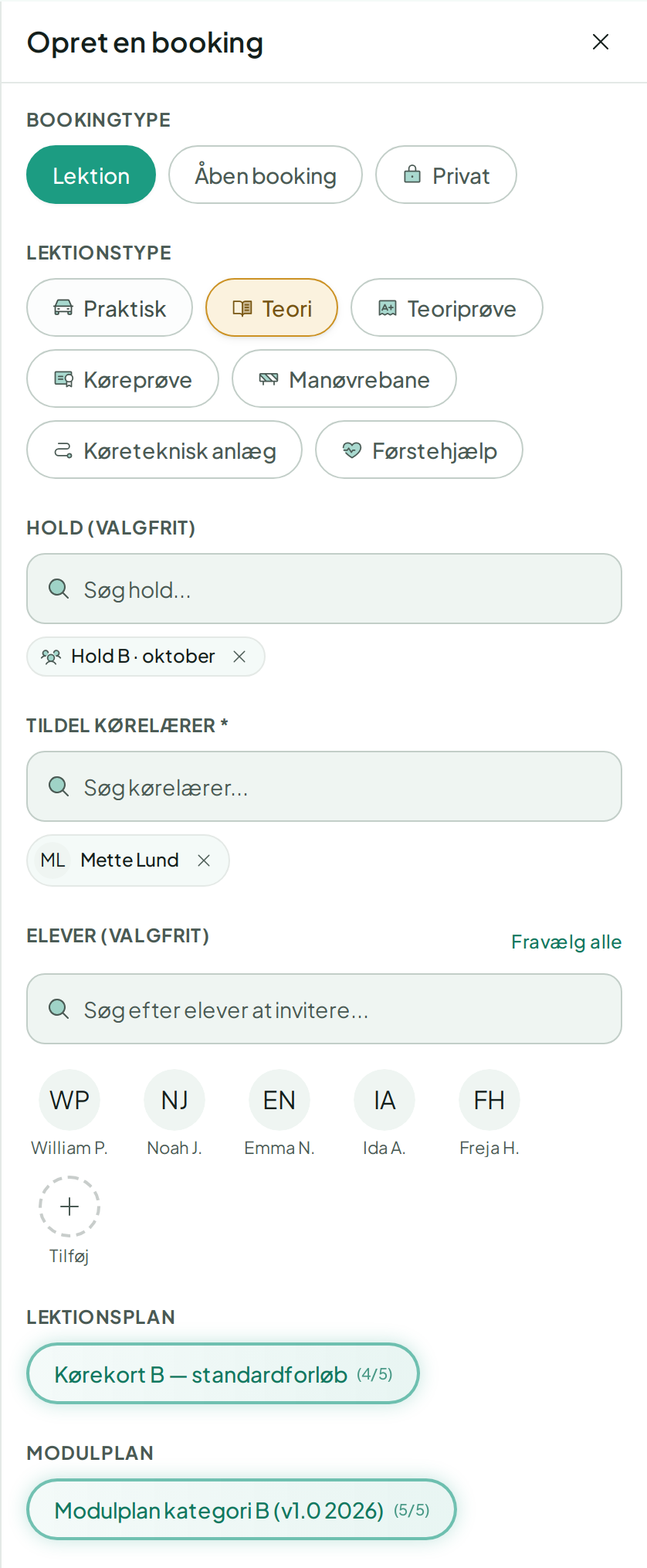 Opret en booking: lektionstypen Teori, Hold B · oktober, kørelæreren Mette Lund, holdets 5 elever, lektionsplanen Kørekort B — standardforløb og Modulplan kategori B