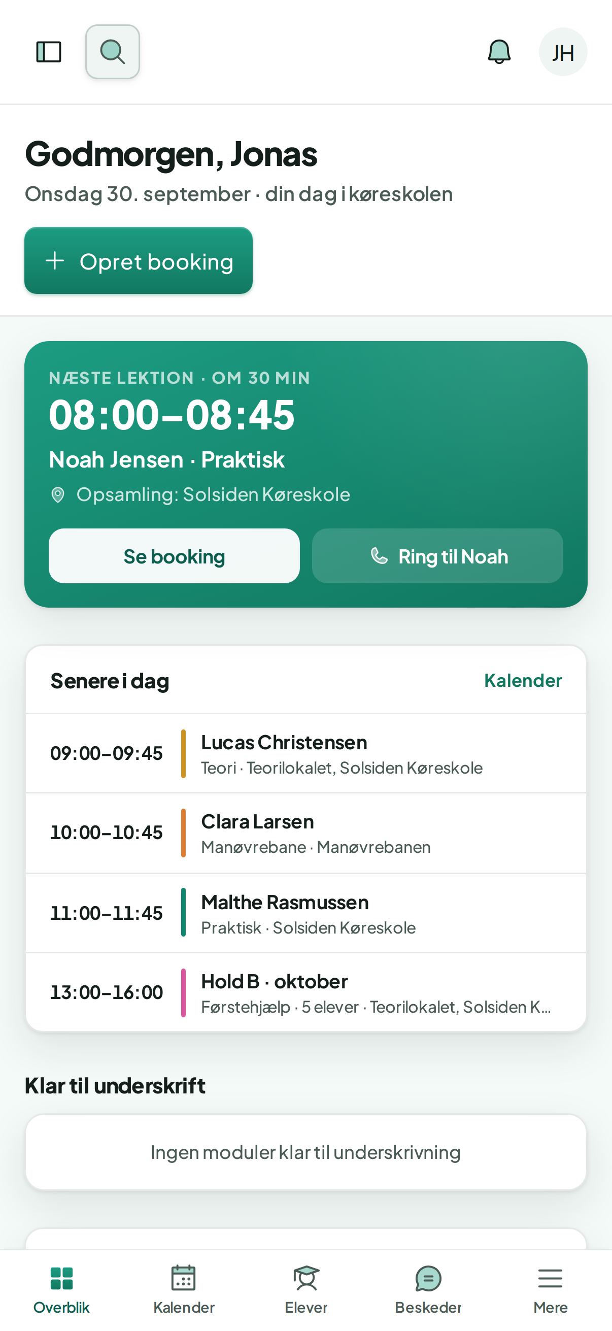 Kørelærerens Overblik på telefonen: kortet Næste lektion kl. 08:00 med elev, opsamlingssted og knapperne Se booking og Ring til, og dagens øvrige lektioner nedenunder
