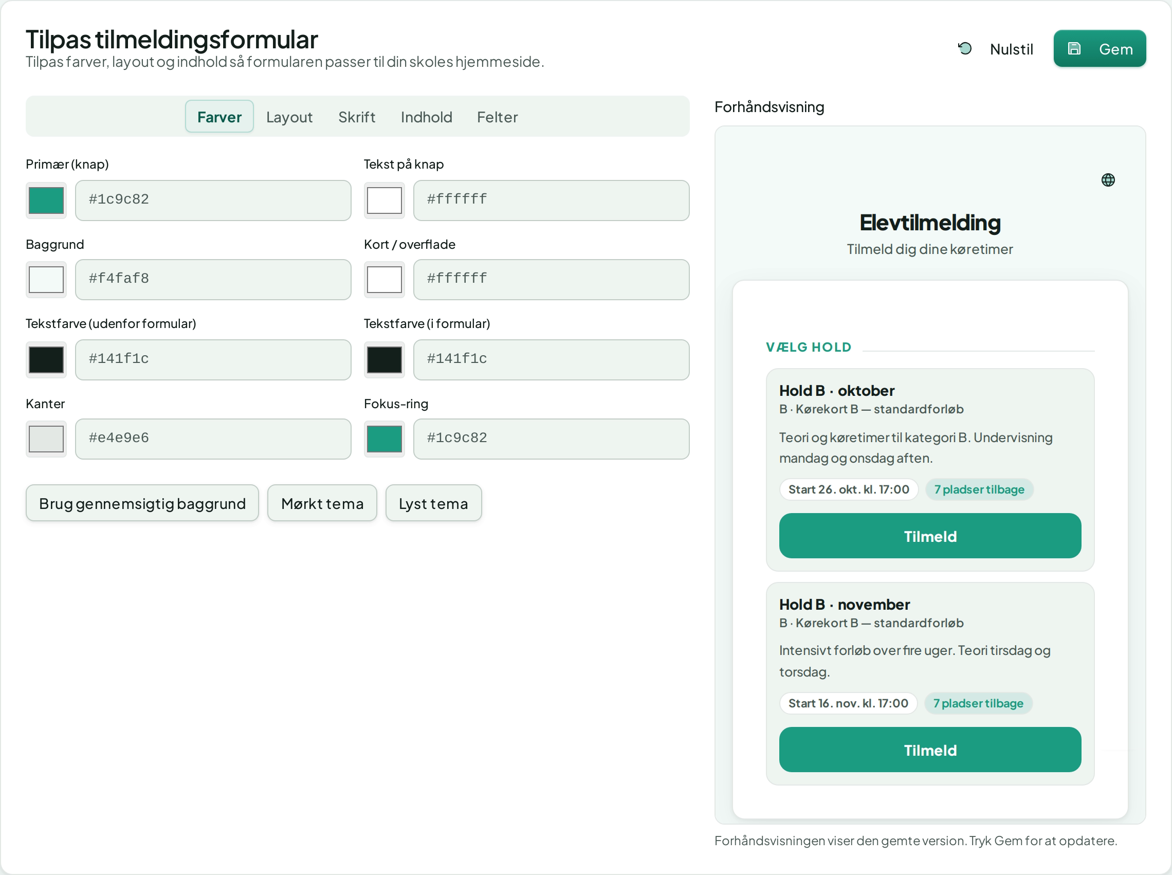 Tilpas tilmeldingsformular: fanerne Farver, Layout, Skrift, Indhold og Felter med skolens farver til venstre og en forhåndsvisning af holdkortene til højre